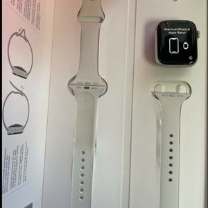 Used Apple Watch SE 44mm White Sport Band - CRACKED SCREEN